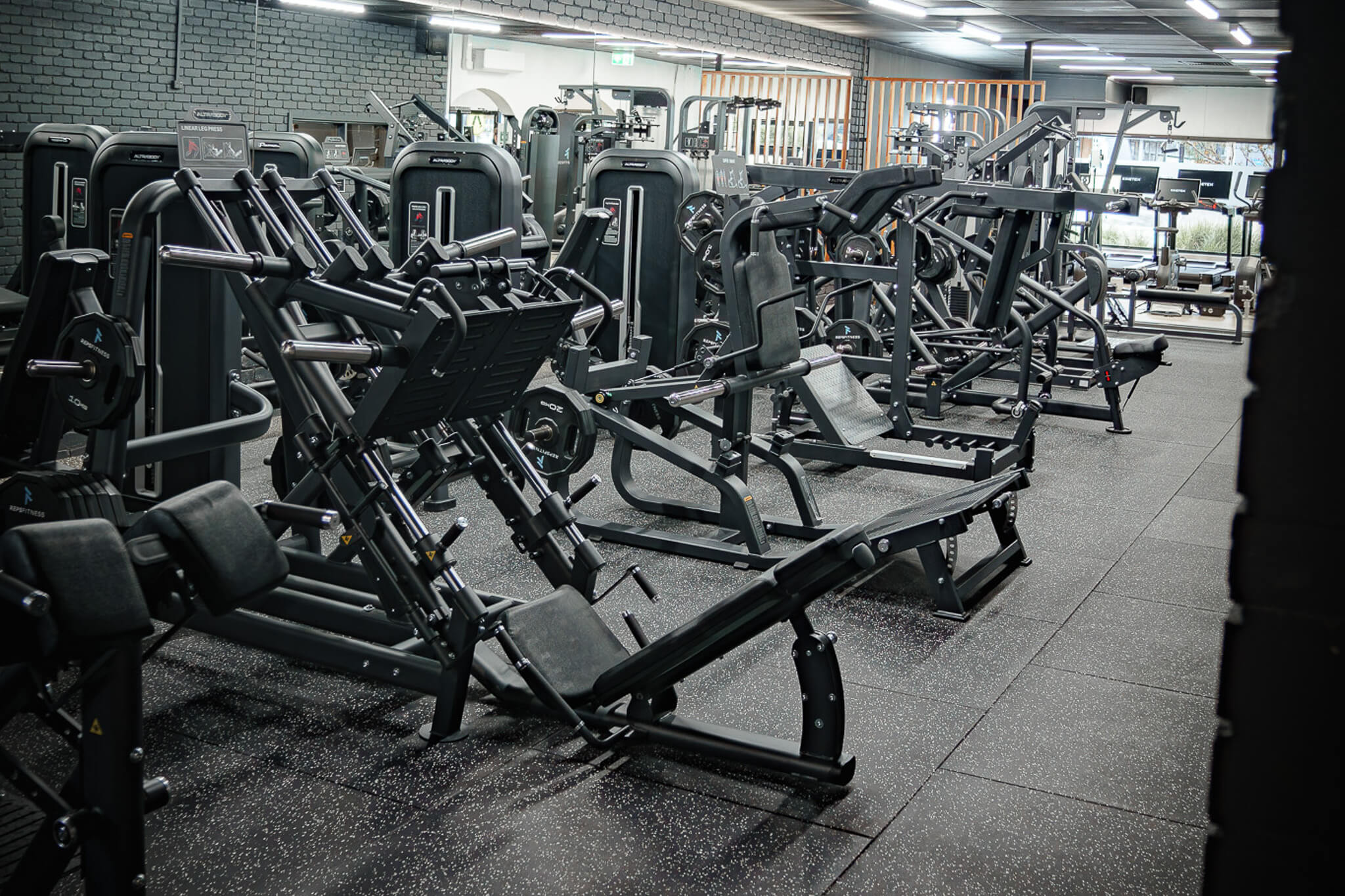 Strength zone at Reps Fitness with plate-loaded leg press and hack squat machines